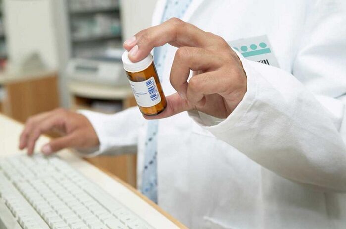o médico prescreve pílulas para prevenção de vermes