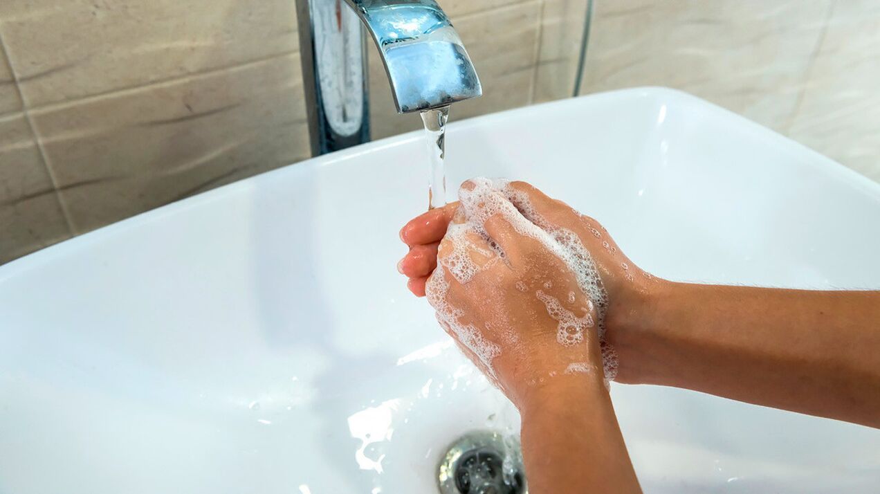 A regra mais simples para prevenir a helmintíase é sempre lavar as mãos com água e sabão. 