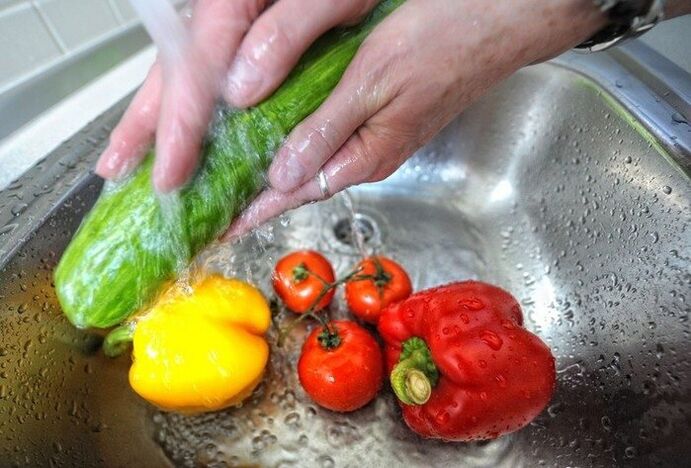 Para prevenir a infecção parasitária, é necessário lavar os vegetais antes de comer. 